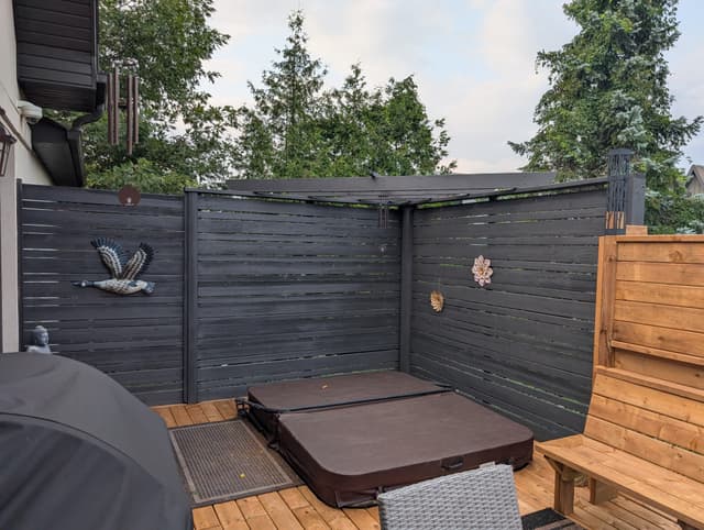 Slat privacy surround for a hot-tub courtyard